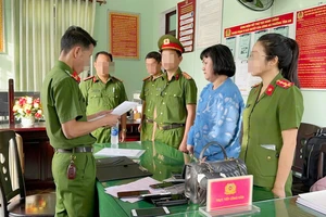 Lực lượng công an tống đạt lệnh tạm giam đối với Hoàng Thị Kim Châu