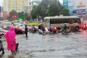 Mưa lớn khiến đường Lê Hồng Phong (thành phố Vũng Tàu) bị ngập nặng