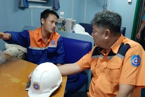Trung tâm Phối hợp tìm kiếm cứu nạn Hàng hải khu vực 3 động viên thăm hỏi thuyền viên bị nạn