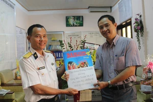 Đại diện Báo SGGP trao tặng báo xuân cho cán bộ, chiến sĩ Hải quân vùng 2