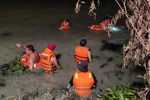 Lực lượng chức năng tìm kiếm nạn nhân trong vụ đuối nước ở hồ Đất Sét 