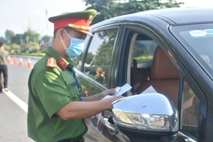 Lực lượng công an tỉnh Bà Rịa - Vũng Tàu kiểm tra giấy đi lại của người dân tại đường vào TP Vũng Tàu