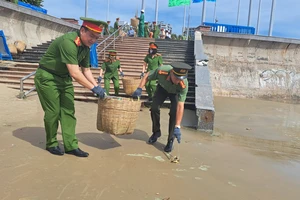 Cảnh sát môi trường ra quân làm sạch bãi biển Vũng Tàu