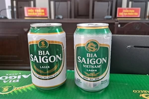 Bia Sài Gòn SABECO (bên trái) và bia do Công ty CP Tập đoàn bia Sài Gòn Việt Nam đặt hàng sản xuất (bên phải)