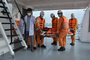 Cấp cứu thuyền viên Philippines gặp nạn trên biển 