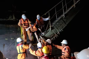 Cấp cứu thuyền viên nước ngoài bị tai nạn lao động trên biển