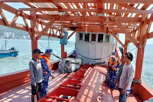 Lực lượng cảnh sát biển kiểm tra hàng hóa trên tàu KG 95806TS