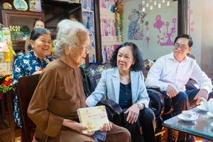 Đồng chí Trương Thị Mai đến thăm, tặng quà và chúc tết Mẹ Việt Nam Anh hùng Trần Thị Đường (xã Hòa Long, TP Bà Rịa)
