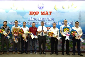Lãnh đạo UBND tỉnh Tây Ninh trao tặng hoa cảm ơn các cơ quan báo chí nhân dịp đón Xuân Giáp Thìn 2024