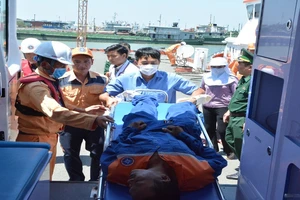 Chuyển ngư dân phát bệnh trên vùng biển Trường Sa về bờ cấp cứu