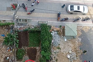 Phát hiện thi thể người đàn ông kế bên cạnh chung cư ở TP Vũng Tàu