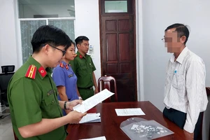 Cơ quan CSĐT Công an tỉnh Bà Rịa - Vũng Tàu tống đạt quyết định khởi tố bị can Trần Mạnh Hải