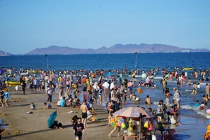 Bãi Sau (TP Vũng Tàu, tỉnh Bà Rịa - Vũng Tàu) đông đúc du khách tắm biển chiều 28-4