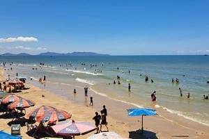 Nhiều du khách tắm biển Vũng Tàu giữa trưa ngày 29-4