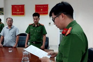 Cơ quan CSĐT Công an tỉnh Bà Rịa - Vũng Tàu đọc lệnh khởi tố Giám đốc Sở Y tế