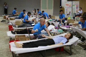 Cán bộ, nhân viên Công ty TNHH Hóa dầu Long Sơn tổ chức hiến máu nhân đạo