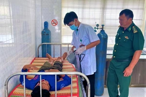 Chăm sóc y tế cho ngư dân trôi dạt trên vùng biển Côn Đảo