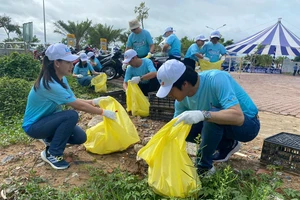 Lãnh đạo cùng nhân viên Công ty TNHH Hóa dầu Long Sơn nhặt rác làm sạch môi trường