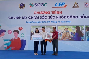 Lãnh đạo Công ty TNHH Hóa dầu Long Sơn trao tủ thuốc y tế công cộng cho xã Long Sơn