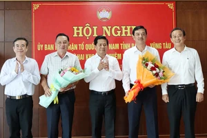 Ông Trịnh Hàng (thứ 2 từ trái qua), Giám đốc Sở Du lịch được bầu làm Phó Chủ tịch Ủy Ban MTTQ Việt Nam tỉnh Bà Rịa - Vũng Tàu