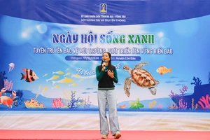 Hoa hậu H’Hen Niê tham gia một số hoạt động làm sạch môi trường trong chương trình ngày hội sống xanh ở Côn Đảo, tỉnh Bà Rịa - Vũng Tàu