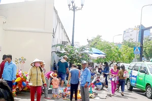 ​ Cảnh họp chợ tại cổng số 3 của Bệnh viện Nhi đồng 1 trên đường Lý Thái Tổ
