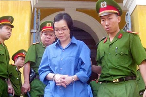 Huỳnh Thị Huyền Như bị đưa về trại tạm giam sau phiên xử sáng 19-12