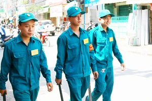 Anh Lý Hoàng Tuấn (giữa) đi tuần tra cùng các dân quân tự vệ