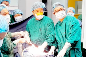 Các bác sĩ Trung tâm Phẫu thuật nội soi cùng chuyên gia Nhật thực hiện phẫu thuật nội soi thoát vị bẹn cho một bệnh nhi