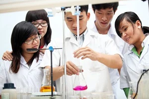  Sinh viên Khoa Công nghệ Hóa học-Thực phẩm Trường ĐH Nguyễn Tất Thành trong giờ thực tập