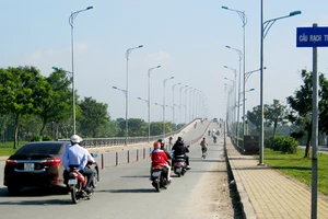 Cầu Rạch Tra nối 2 huyện Hóc Môn và Củ Chi được xây mới, góp phần phát triển kinh tế - xã hội cho khu vực này 