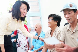 Phó Chủ tịch UBND TPHCM Nguyễn Thị Thu thăm hỏi người có công ở huyện Nhà Bè. Ảnh: MẠNH HÒA