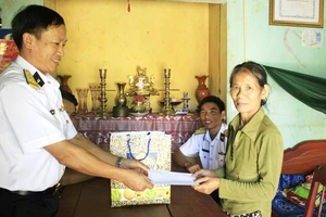 Lữ đoàn 680 thăm và tặng quà các gia đình chính sách tại xã Bình Châu, huyện Bình Sơn, tỉnh Quảng Ngãi