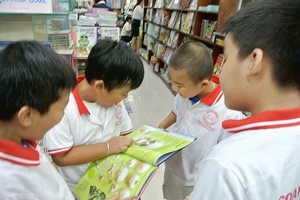 Các bạn nhỏ đến với triển lãm sách của HarperCollins tại Nhà sách Fahasa