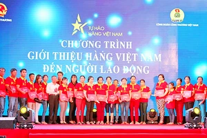 Tặng quà cho người lao động tham gia chương trình tự hào hàng Việt tại TP Cần Thơ