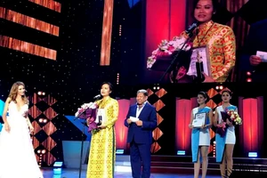 Đạo diễn Hồng Ánh lên nhận giải thưởng đặc biệt của Liên hoan phim quốc tế Á-Âu 2017
