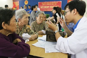Bác sĩ Bệnh viện Nguyễn Tri Phương tư vấn chữa bệnh và tặng túi thuốc cho người dân có hoàn cảnh khó khăn.