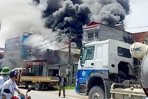 Vụ cháy kinh hoàng do hàn xì tại xưởng sản xuất bánh kẹo ở huyện Hoài Đức, Hà Nội