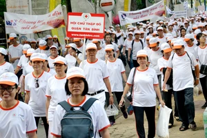 Hơn 5.000 người đi bộ gây quỹ vì nạn nhân chất độc da cam tại Đầm Sen