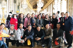 Đoàn khách TST tourist tại Cung điện Versailles, Pháp