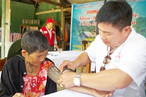 Khám bệnh, phát thuốc và tiếp sức đến trường cho người nghèo tại Quảng Nam