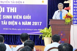 Kỹ sư Nguyễn Văn Hóa tham gia tổ chức một hội thi trong đơn vị