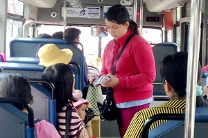 Điều hành khách đi xe buýt dễ thấy được là thái độ phục vụ của nhân viên xe buýt. Ảnh: THU HƯỜNG