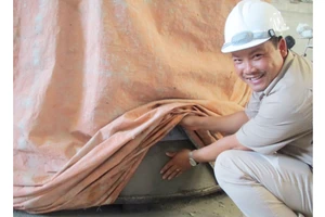 Kỹ sư Nguyễn Thế Nghiệp kiểm tra sản phẩm cấu kiện bê tông vừa được sản xuất tại xưởng