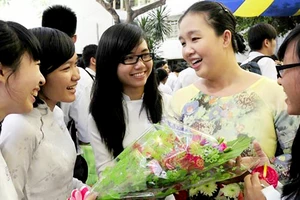 Học sinh Trường THPT Bùi Thị Xuân, quận 1, TPHCM tặng hoa chúc mừng cô giáo nhân Ngày Nhà giáo Việt Nam 20-11