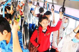 Phấn đấu tăng lượng học sinh đi xe buýt