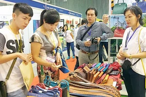Khách hàng chọn mua sản phẩm sản xuất từ da đà điểu và cá sấu “Made in Vietnam”
