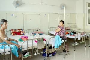 Bệnh viện Ung bướu Đà Nẵng: Bệnh nhân lo lắng vì máy xạ trị hư