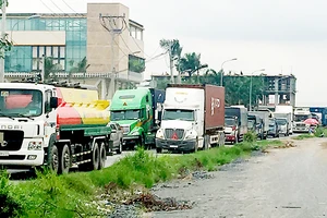 Dòng xe tải nặng nối dài hàng cây số trên tuyến đường