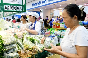 Khách hàng mua sắm tại Co.opmart Đồng Văn Cống